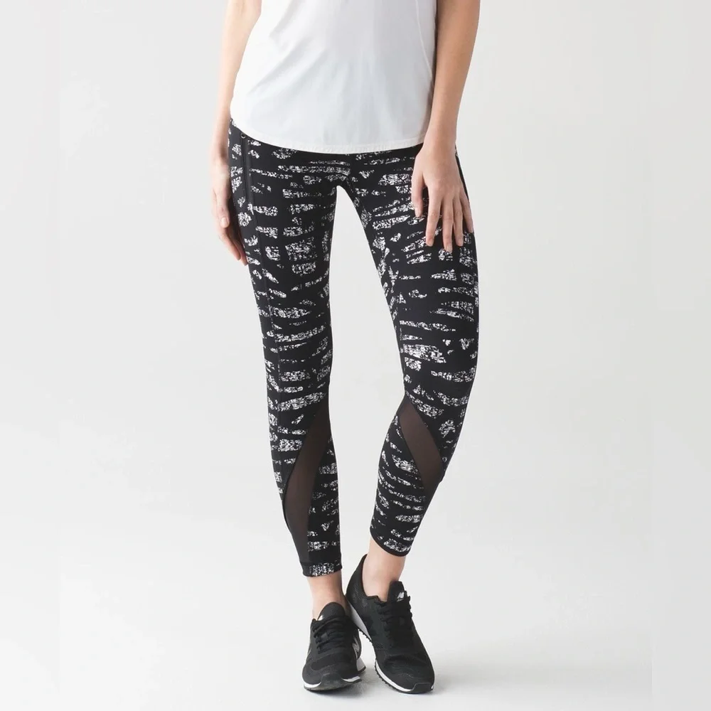 Lululemon Inspire Tight II in Graf Black White / Black Size 8